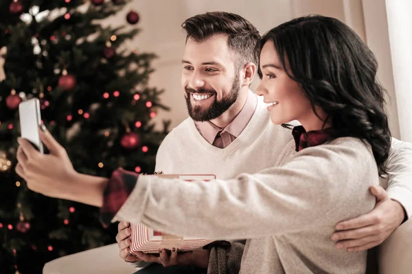 Geweldig meisje nemen van foto met haar vriendje — Stockfoto