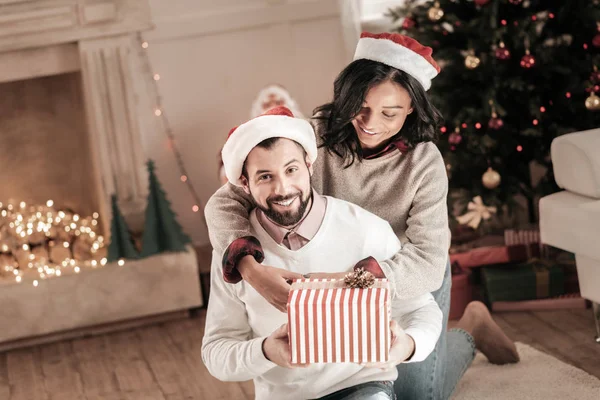 Aantrekkelijke bebaarde man houden geschenkdoos — Stockfoto