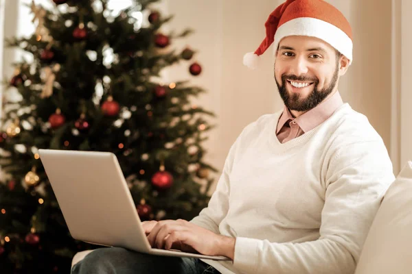 Gelukkig bebaarde man dragen een kerstmuts — Stockfoto