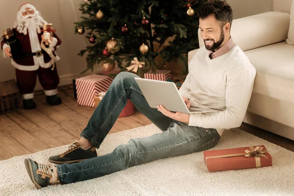 Blij aardige man met zijn laptop — Stockfoto