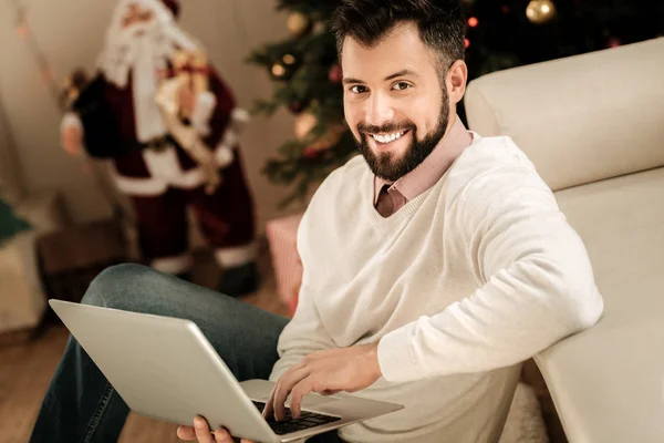 Gelukkig knap man die lacht u — Stockfoto