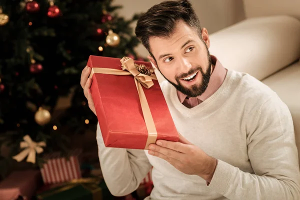 Vrolijke gelukkig man wordt opgewekt over het heden — Stockfoto