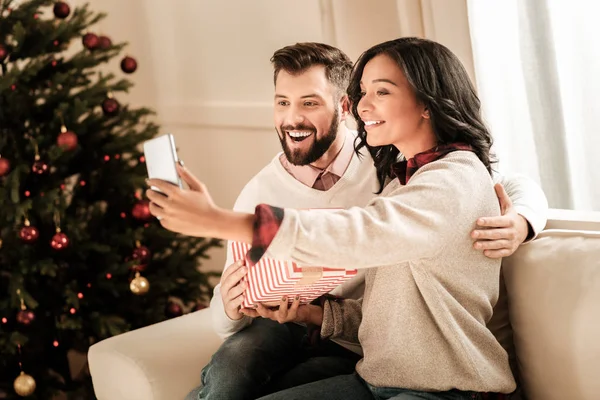 Örömteli boldog pár vesz egy selfie — Stock Fotó