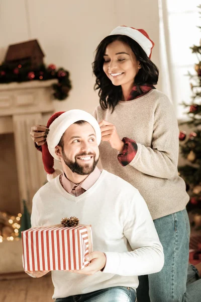 Freudige junge Frau, die hinter ihrem Freund steht — Stockfoto