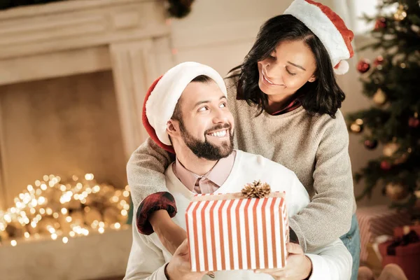 Encantado bom homem recebendo um presente de sua namorada — Fotografia de Stock