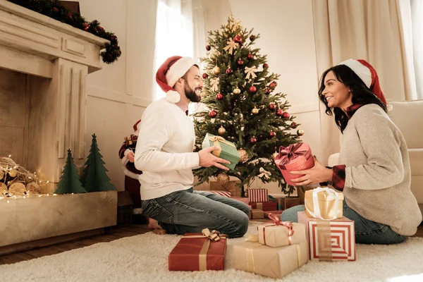 Heureux couple joyeux déballer des cadeaux — Photo