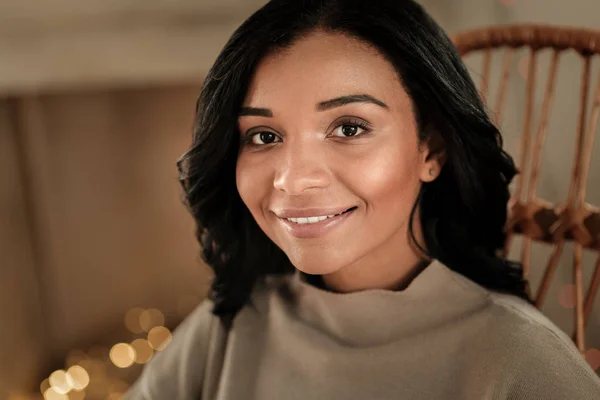 Portret van een blij positieve vrouw — Stockfoto