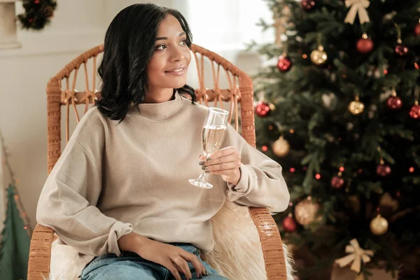 Bonita mujer atractiva teniendo champán — Foto de Stock