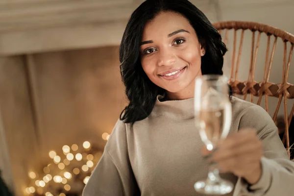 Feliz hermosa mujer animando con champán —  Fotos de Stock