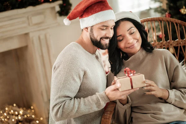 Schönes glückliches Paar feiert Weihnachten — Stockfoto