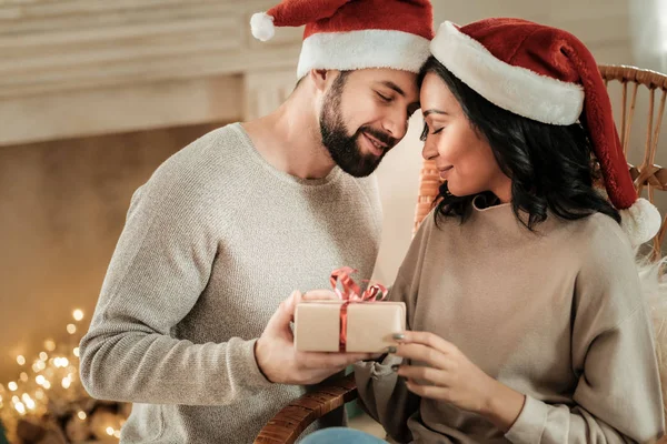 Jovens alegres sorrindo uns para os outros — Fotografia de Stock