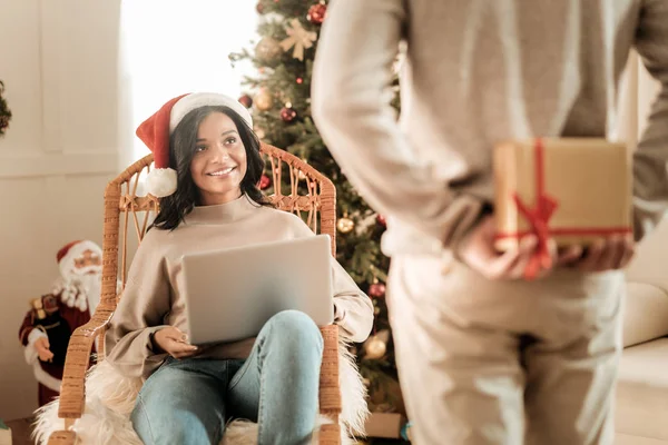 Positieve slimme vrouw kijken naar haar vriendje — Stockfoto