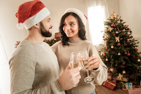 Casal agradável alegre celebrando a véspera de Ano Novo — Fotografia de Stock