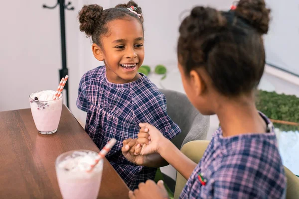 Joven hermana riendo haciendo las paces con su linda hermana mayor — Foto de Stock