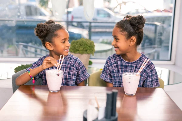 두 아름 다운 아이 입고 식당에 앉아 좋은 가족 보기 — 스톡 사진