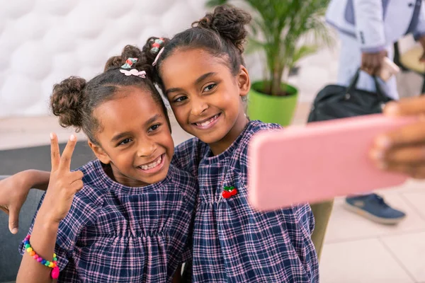 食堂に座って selfie を作る現代の晴れやかな子供 — ストック写真