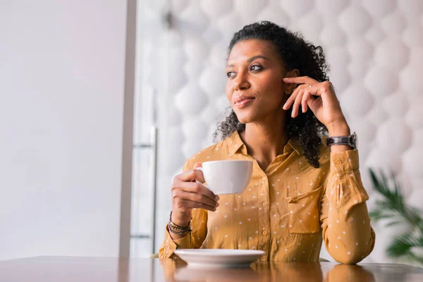 Бизнесмен в кожаных ручных часах с чашкой кофе — стоковое фото
