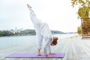 Asanalar suya yakın mastering kadın yoga eğitmeni