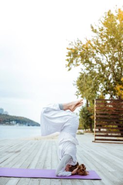 Kadın yogi kolayca kafasına ayakta
