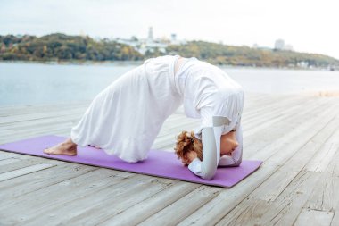 Kadın pratik yukarı bakacak şekilde iki metrelik personel yoga Pose