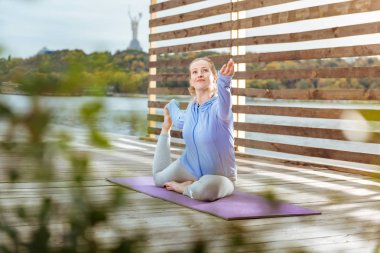 Sabah egzersizleri yaparken kasları germe kadın