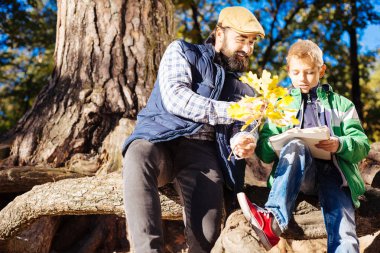 Hoş güzel baba ve oğul ormanda olmak