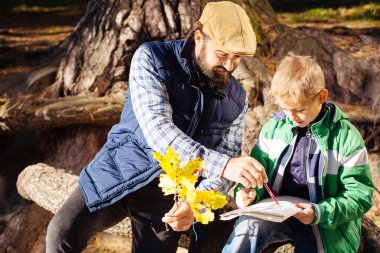 Kalemle işaret neşeli iyi adam