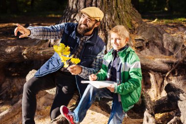 Neşeli mutlu adam eliyle işaret