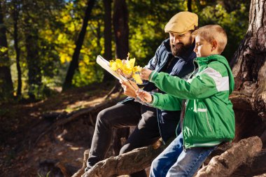 Akıllı sevimli çocuk babasının yanında olmak