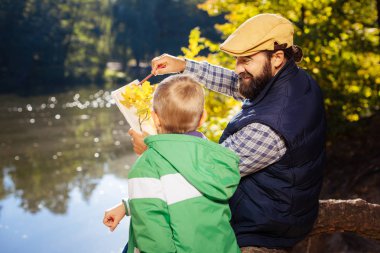 Neşeli iyi adam bir şube çizmek nasıl gösteren