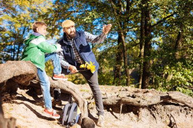 Mutlu neşeli adam eliyle işaret