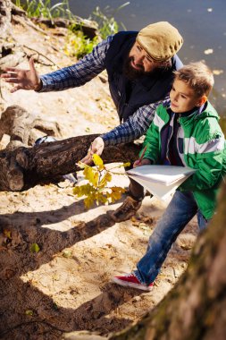 Pozitif akıllı bir adam ve onun öğrencisi doğa keşfetmek