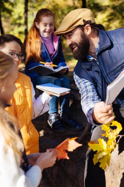 Öğrencileri için konuşan olumlu sakallı adam