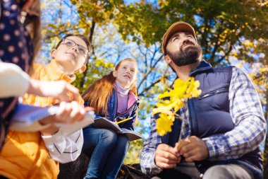 Güzel hoş çocuk sonbahar ağaçlara arıyorsunuz