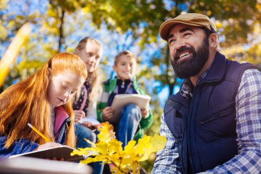 Onun olumlu ruh gösterilen hoş sakallı adam