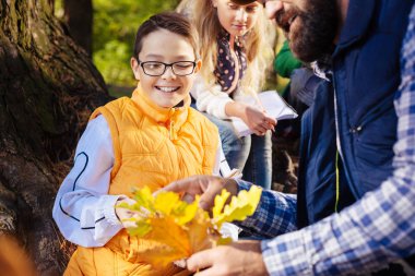 Neşeli mutlu çocuk meşe ağacı şubesine arıyorsunuz