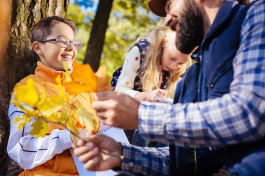 Onun gün ormanda zevk neşeli akıllı çocuk