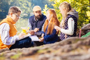 Akıllı olumlu çocukların öğretmenleri için soru sorma