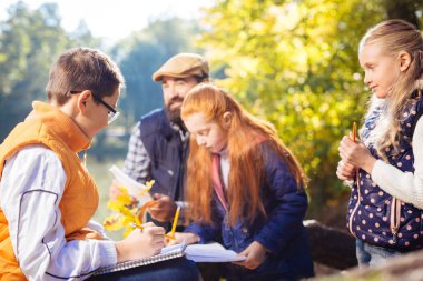 Bir kalem tutan güzel sevimli akıllı çocuk