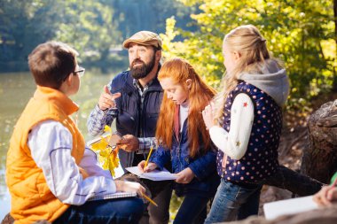 Hoş güzel adam parmağıyla işaret