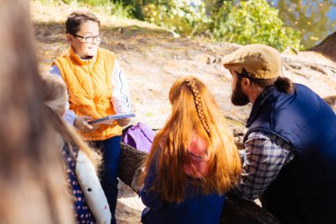 Neşeli iyi bir çocuk onun sınıf arkadaşları önünde duran
