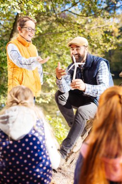 Neşeli iyi adam bir yel değirmeni model gösterilen