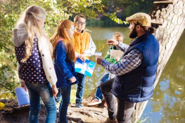 Kutup ayısı bir resimle tutan güzel kırmızı saçlı kız