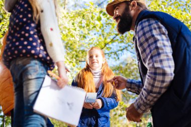 Neşeli güzel çocuklar birbirleri ile etkileşim