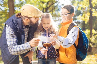 Neşeli mutlu çocuk tablet screen tuşuna basıldığında
