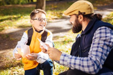Pozitif neşeli baba ve oğul kendi araçları kullanma