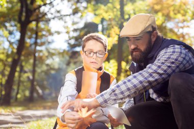 Hoş sakallı adam bir fotoğraf çekmek için yardım