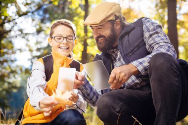 Bir fotoğrafta yaprak mutlu sevimli çocuk