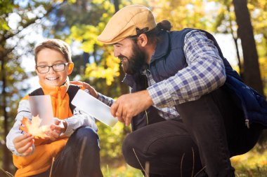 Güzel pozitif adam ve oğlu akıllı telefonlar holding