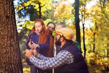 Çocuklar için konuşan olumlu iyi görünümlü adam